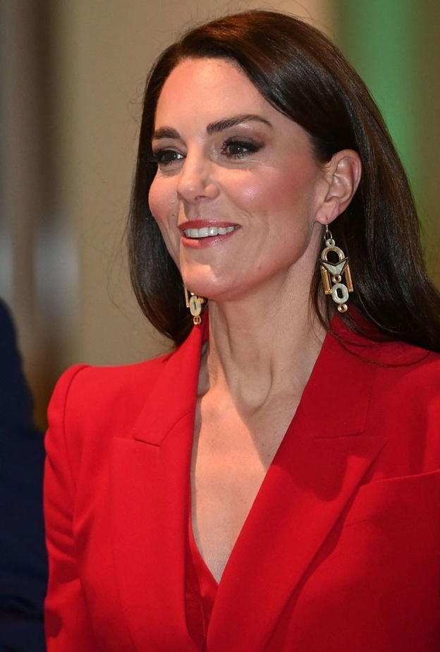 اطلالة كيت ميدلتون برسمات الظلال البرونزية- الصورة من صفحة royaladdicted_new