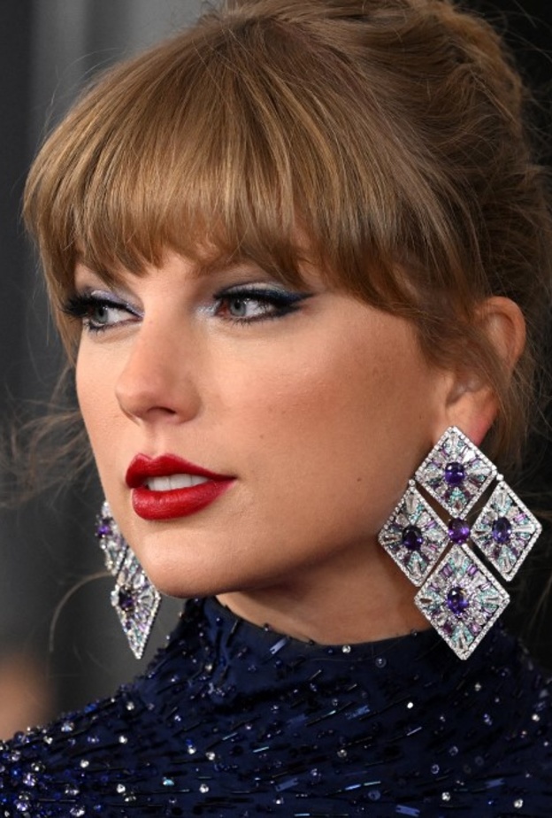 اطلالة Taylor Swiftبتسريحات الشعر المرفوعة مع الغرة الامامية الكثيفة