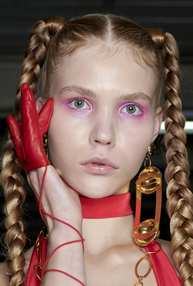 الضفائر الجانبية تسريحة تعيد شبابك