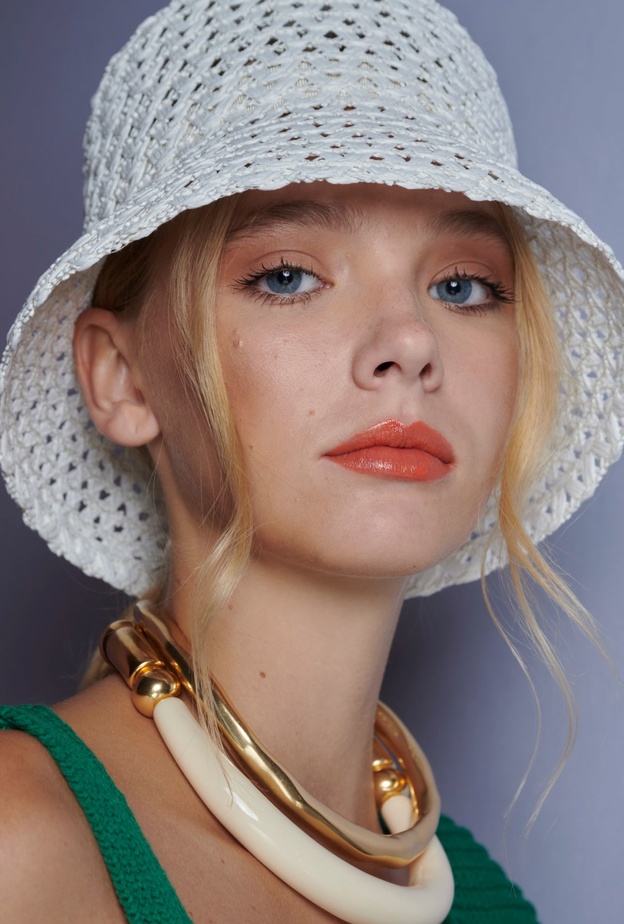 المبالغة في تطبيق ألوان أحمر الشفاه من وحي دار Luisa Spagnoli