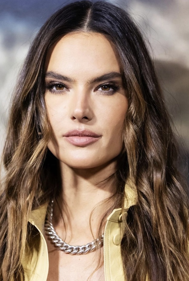 المكياج السموكي المناسب للوجه البيضاوي وخطوات تطبيقه بأسلوب اليسندرا أمبروسيو - الصورة من حسابها على انستغرام