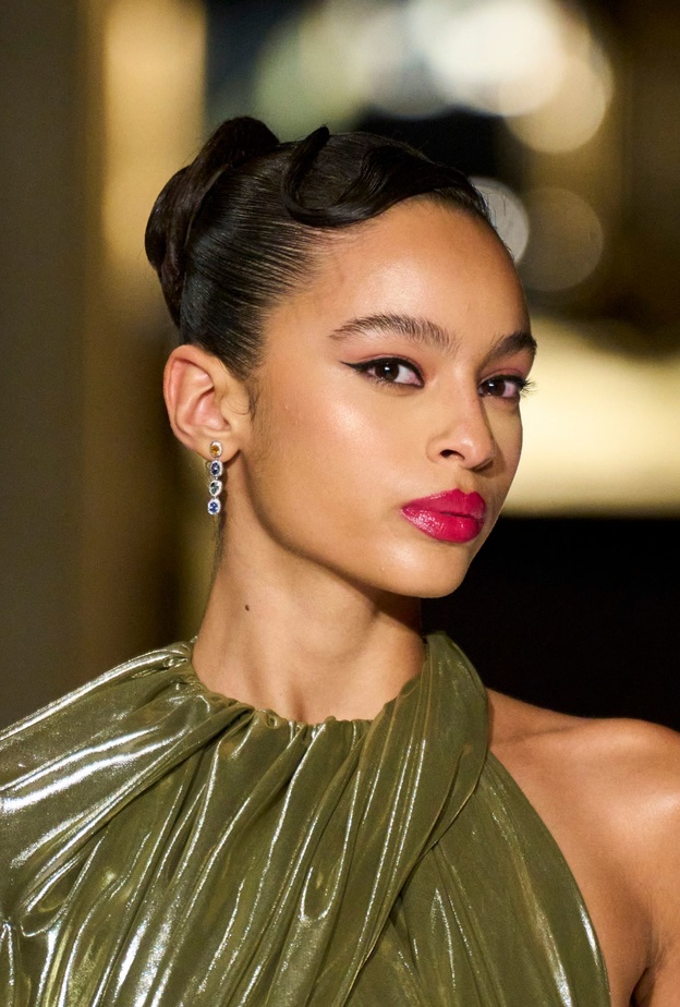 الوان احمر شفاه زهرية بتموجات لماعة من دار Christian Siriano