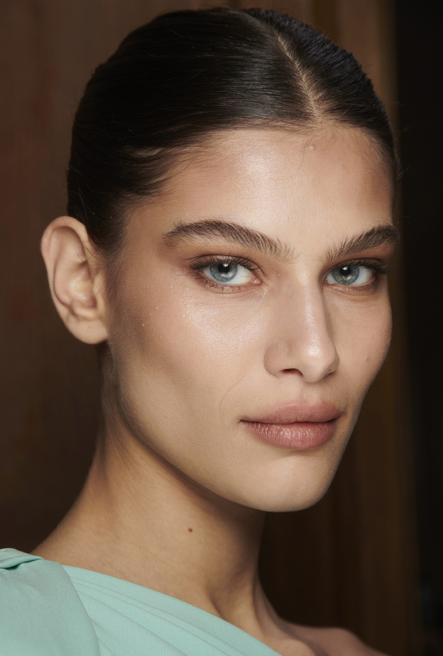 تخلصي من دهون الذقن من خلال عملية شفط الدهون