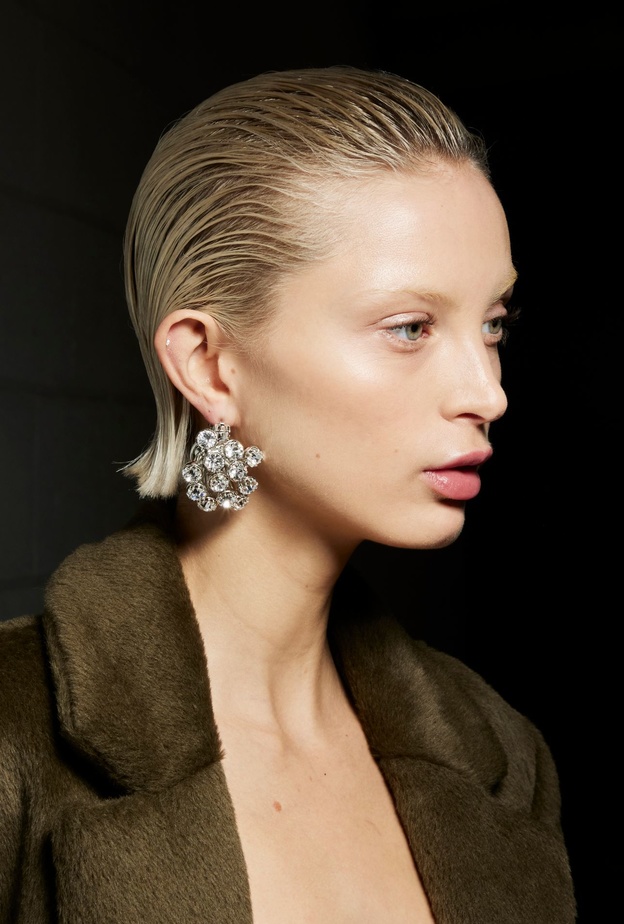 تسريحات الشعر المبلل مع القصة الكاريه من دار Brandon Maxwell