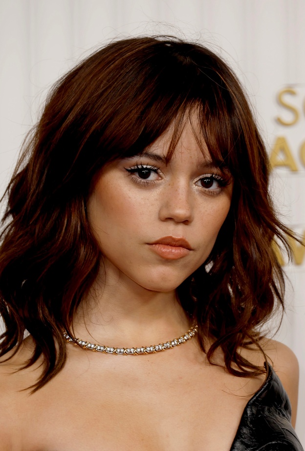 خطوات تطبيق الظلال البيضاء لمكياج ناعم للصبايا بأسلوب جينا أورتيغا Jenna Ortega