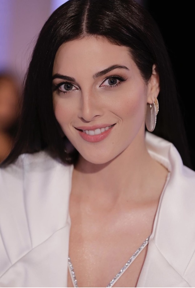 خطوات تطبيق مكياج طبيعي لإشراق الوجه على طريقة رزان جمال - الصورة من حساب خبير التجميل بسام فتوح