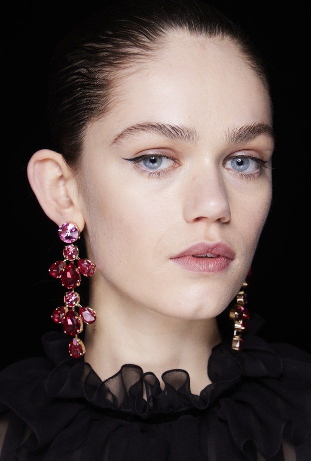 رسمات الايلاينر الرفيعة من دار Carolina Herrera