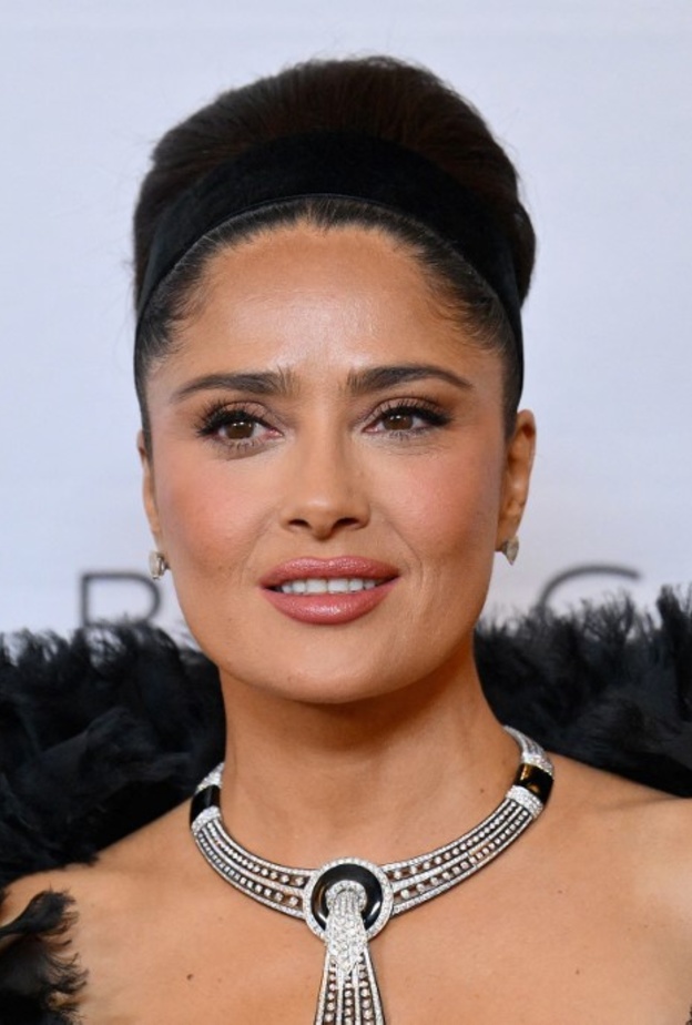 رفعات عصرية بأسلوب سلمى حايك تجعلك تبدين أصغر سنًا