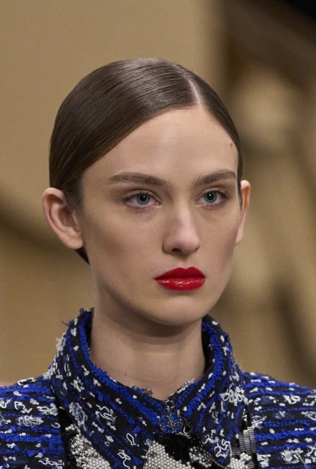 مستحضرات التجميل التي تحتاجينها داخل حقيبتك في يوم الحب