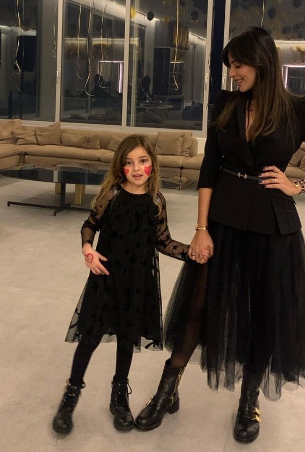 بمناسبة عيد ميلادها ...نظرة على إطلالات الكاجوال المفضّلة لـ نادين نجيم برفقة أولادها 