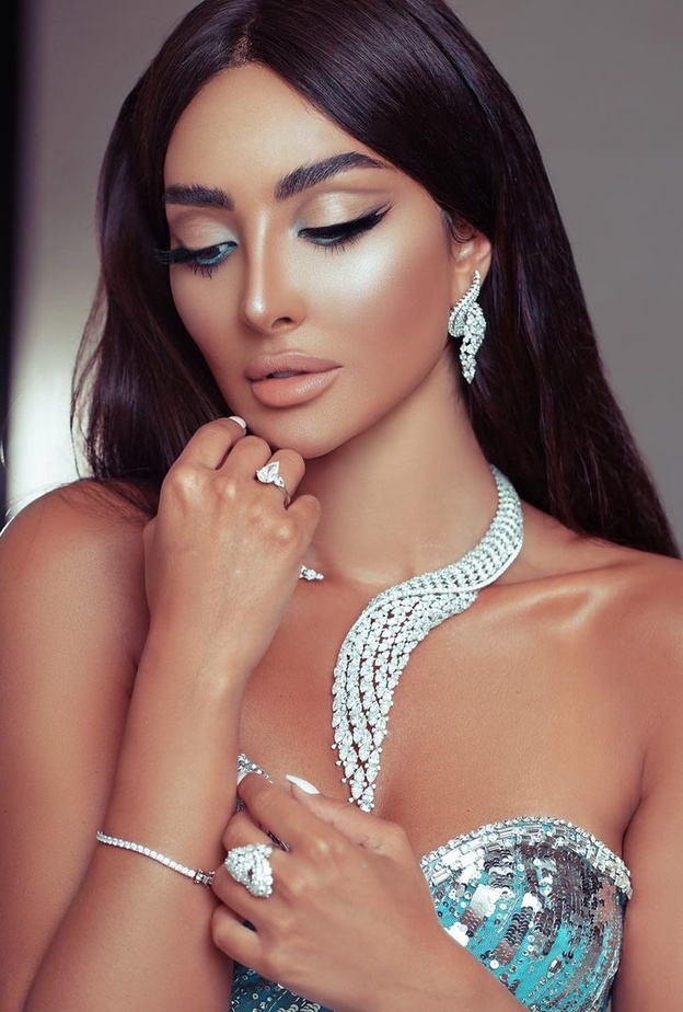 نور الغندور تتألق بأفخم موديلات المجوهرات