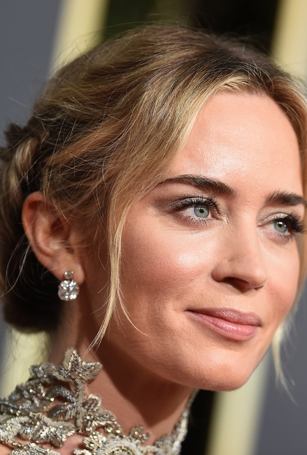 تسريحات شعر ملموم أنيقة تناسب المرأة الأربعينية من وحي Emily Blunt