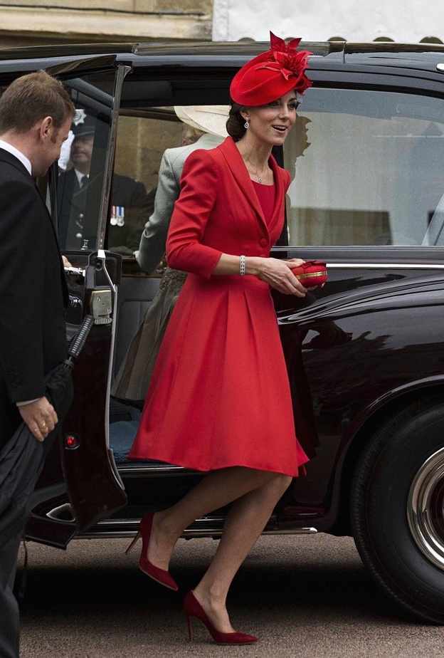 كايت ميدلتون تشع قوة وأنوثة بإطلالة لافتة مونوكروم باللّون الأحمر