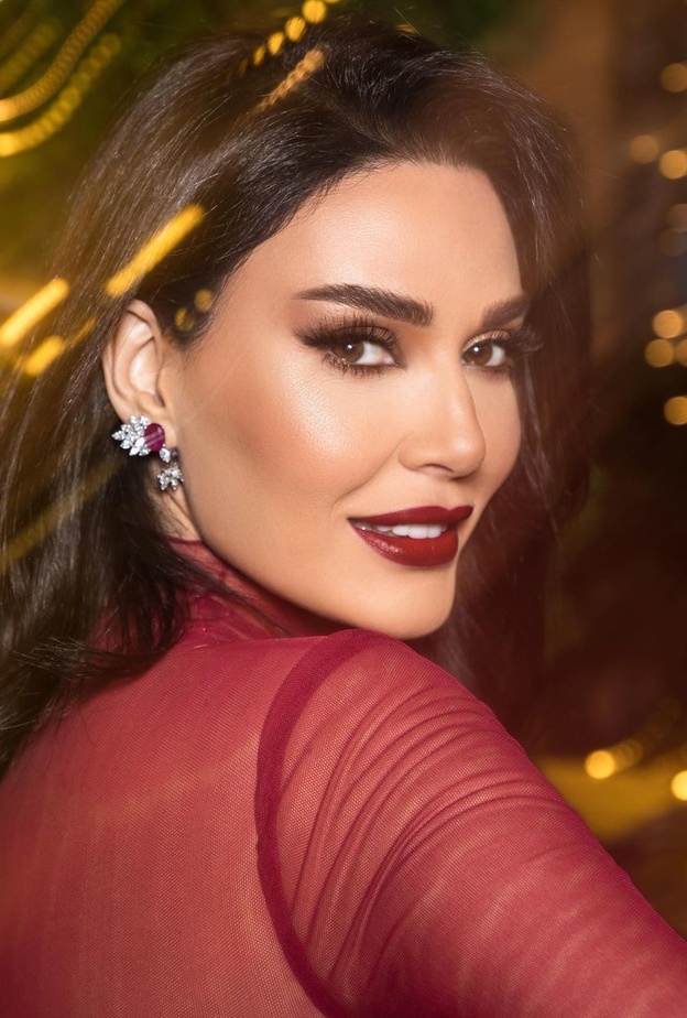 إطلالات مكياج عصرية للمرأة الأربعينية على خطى سيرين عبدالنور