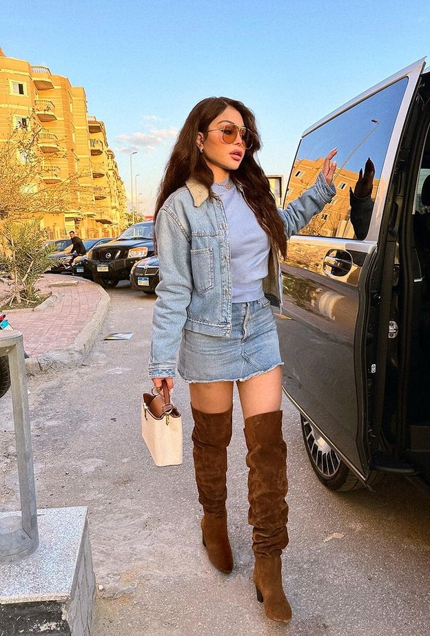 هيفاء وهبي بتنسيق لافت لبوت بني مع إطلالة بالدنيم