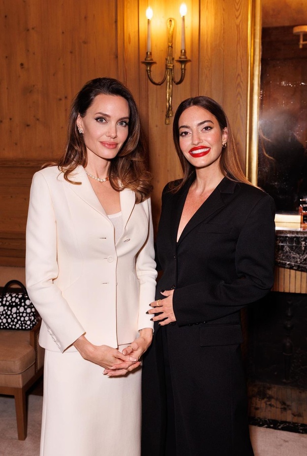 الأناقة الكلاسيكية المونوكروم تجمع كارن وازن مع أنجلينا جولي في لقاء مشترك ..إليكم تفاصيل إطلالتهما