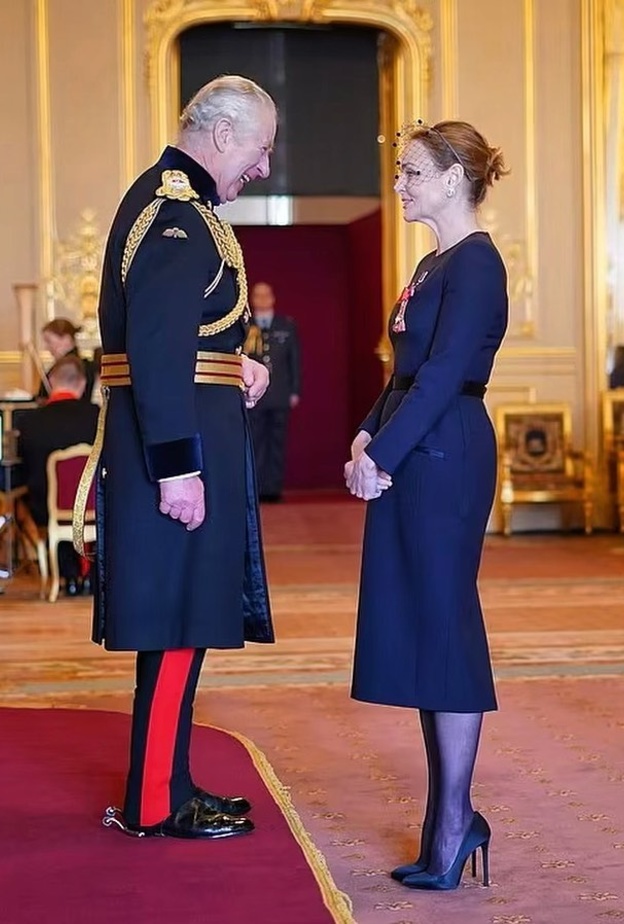 تفاصيل شيّقة عن الإطلالة الكلاسيكية لـ ستيلا مكارتني اثناء تكريم الملك شارلز لها