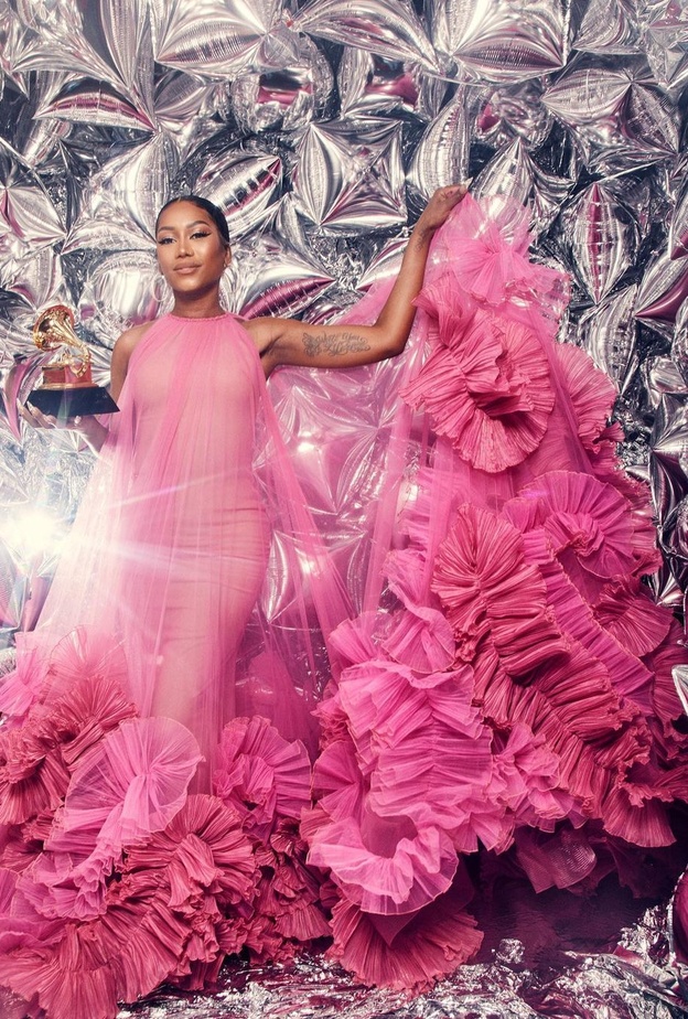 موني لونغ بفستان مصمم بشكل حالم باللون الفوشيا 