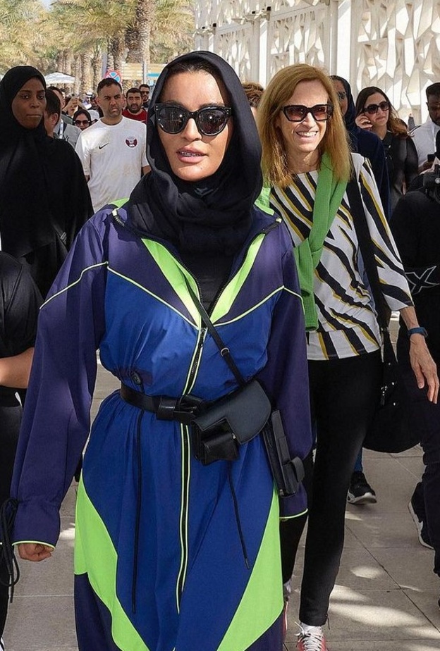 الشيخة موزة تتألق بعباءة بتصميم "عِلمي" بتقنية النانو