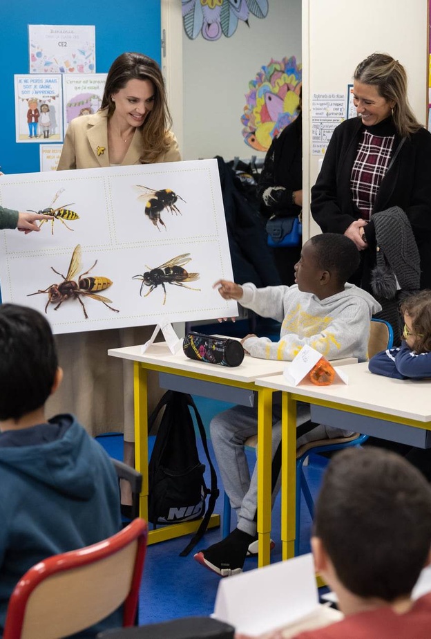 أنجيلينا جولي تشارك في استضافة جلسة لمدرسة النحل من تنظيم دار غيرلان