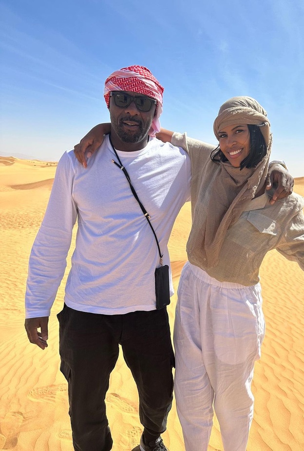 إدريس إلبا وزوجته في دبي