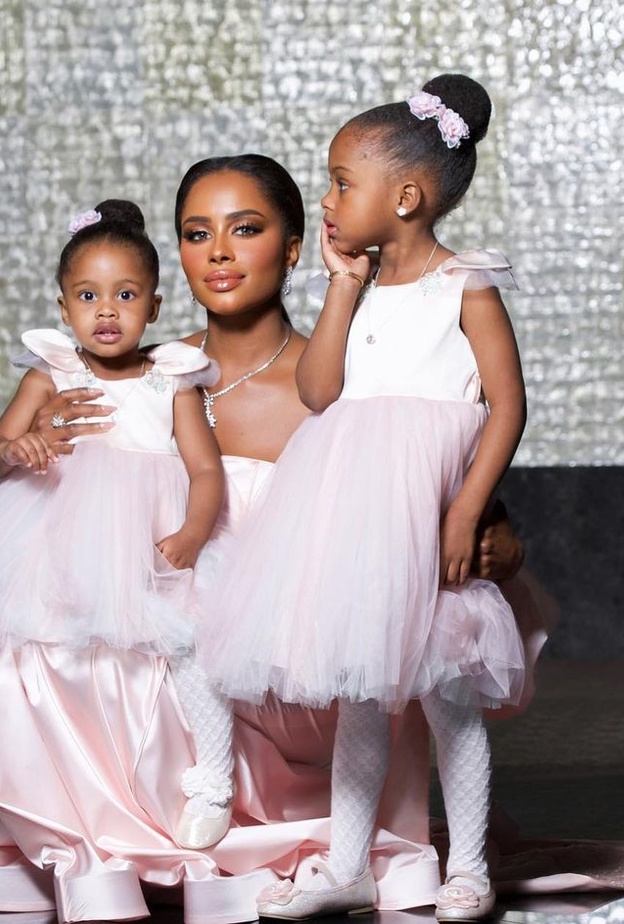 داليا مبارك مع ابنتيها