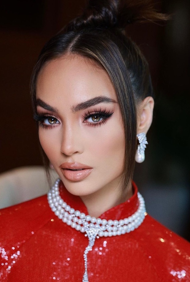ملكة جمال الكون آر بوني غابرييل تلهمك بأجدد إطلالاتها الجمالية.. تألقي بأسلوبها بهذه الخطوات