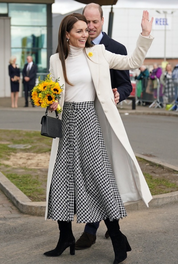 إطلالة نادرة لـ كيت ميدلتون بالتنورة الكلاسيكية بأحدث ظهور ..شاهدوا كيف نسقتها بأناقة