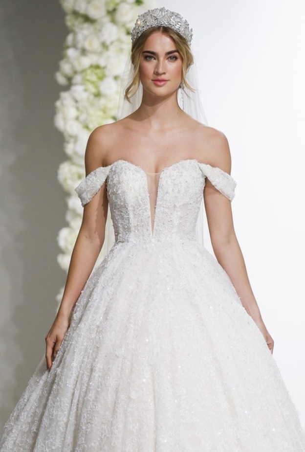 تسريحات شعر للعروس تناسب شكل ياقة الفستان