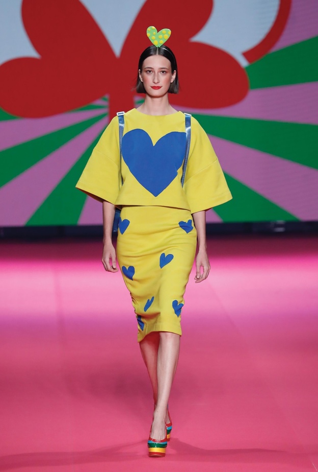 طقم أصفر مزيّن بالقلوب الزرقاء من " أغاثا رويز دي لا برادا" 