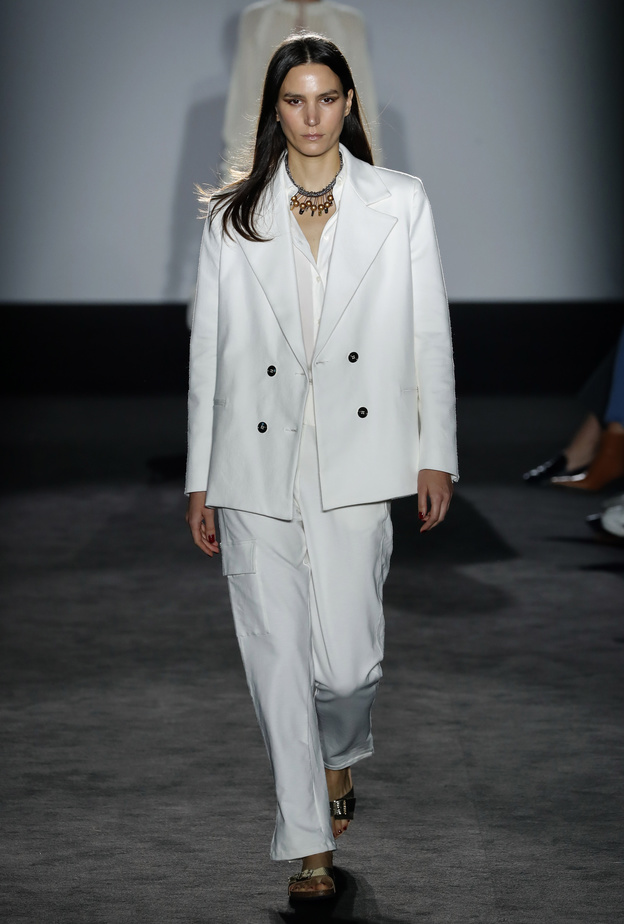 موضة البلايزر البيضاء قطع تغيّر نمط إطلالاتك