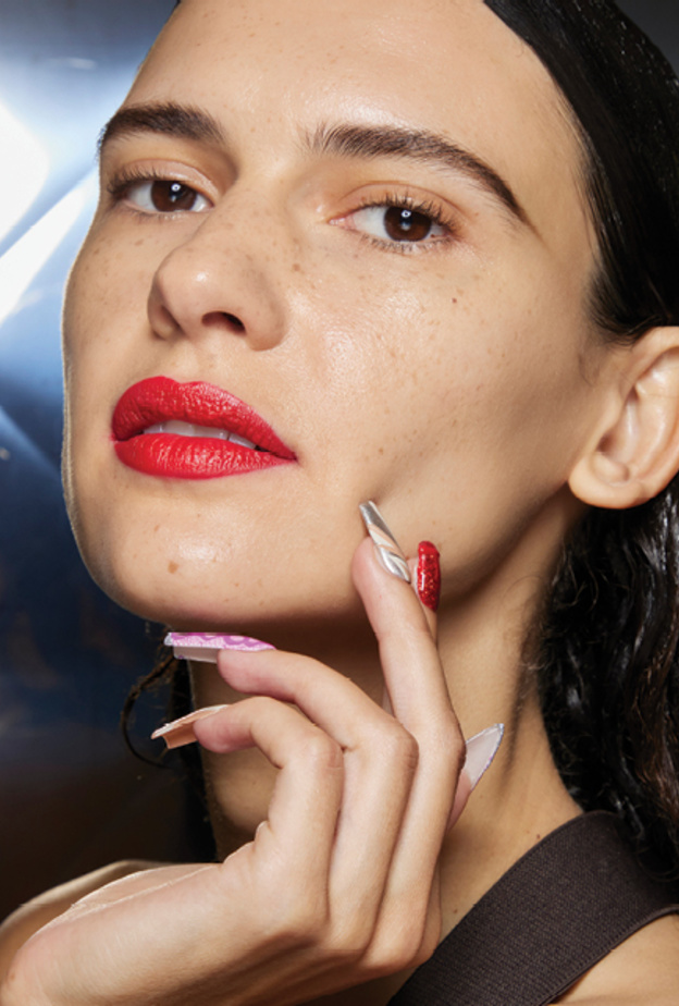  أبرز  صيحات طلاء الأظافر لربيع وصيف 2023