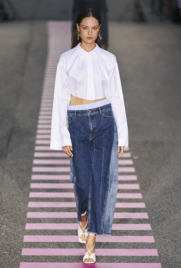 القميص الأبيض مع بناطيل الجينز تمنحك طاقة إيجابية