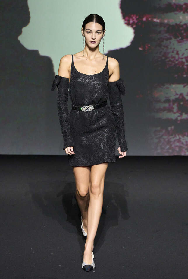 فستان أسود قصير لافت من CHANEL