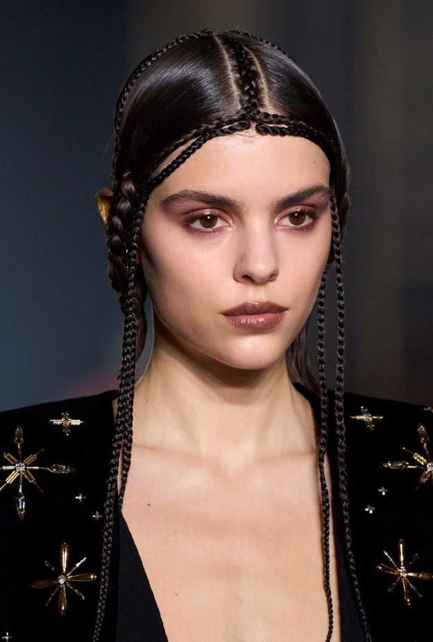 تسريحات الضفائر الطويلة صيحة لا تزول ..كيف تعتمدينها بأسلوب متجدد لربيع صيف 2023؟