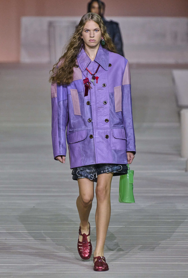 جاكيتات الجلد حاضرة في ربيع 2023