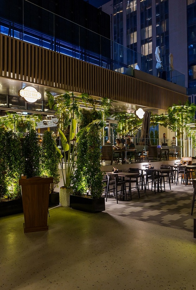 إفتتاح أسكوبار في بالم ويست بيتش بدبي