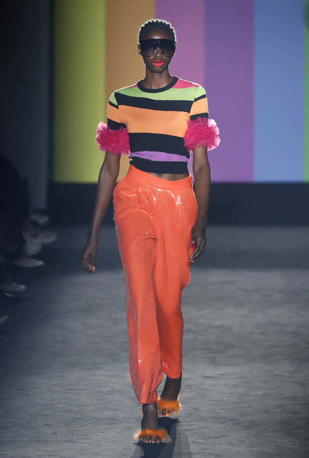 إطلالة مشرقة بألوان لافتة ونارية من Escorpion