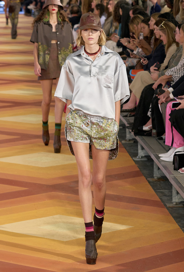 قبعات البيسبول من الملاعب الرياضية الى كُبرى منصات الأزياء العالمية 