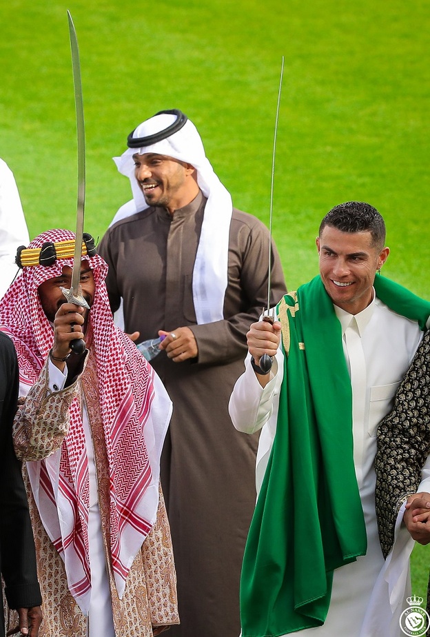 ريستيانو رونالدو يرقص بالزي السعودي في أجواء الإحتفالات بيوم التأسيس 2023 