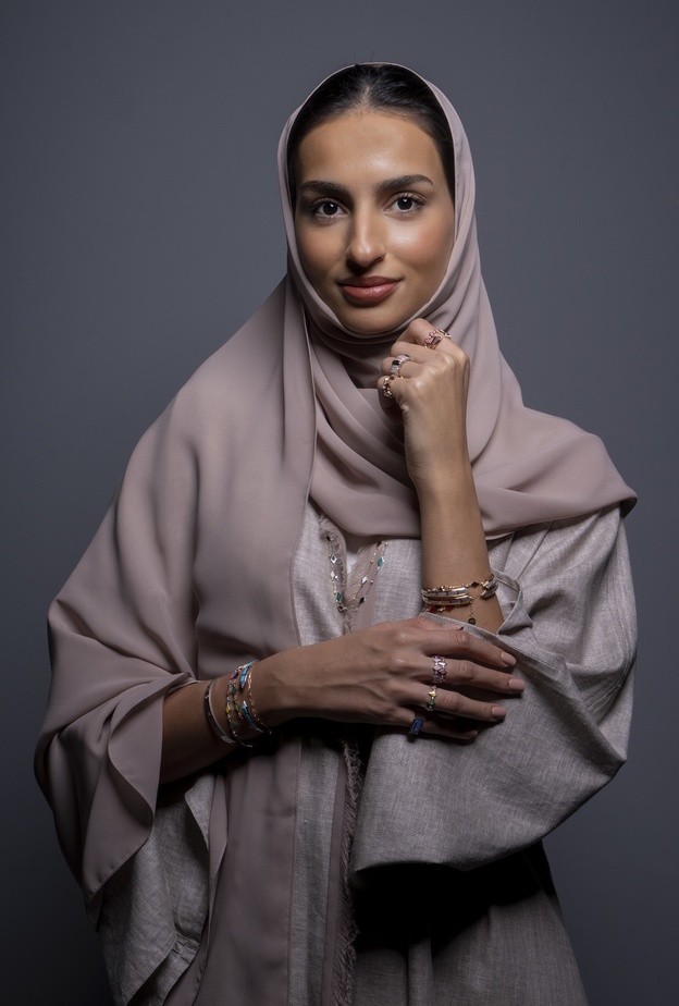 من السفر حول العالم إلى تصميم المجوهرات الناعمة.. مراحل تطور شغف المصممة الإماراتية نورة شوقي