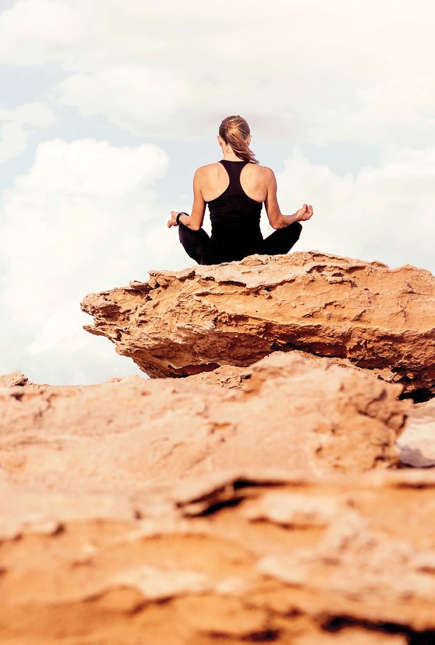 قطع أساسية مريحة ضرورية في خزانة ملابسك لعطلة اليوغا