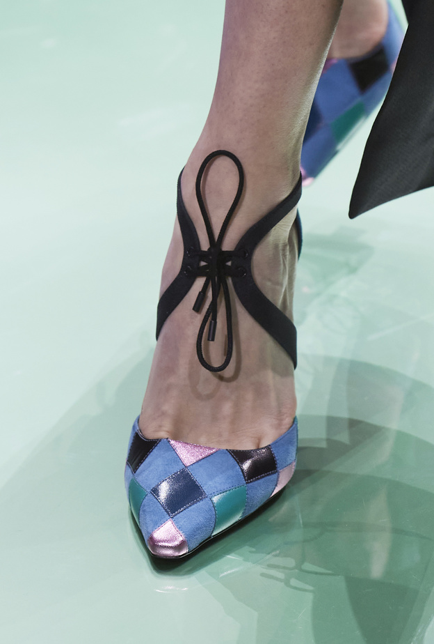 صيحات جديدة لموضة الأحذية البارزة مع الرباط