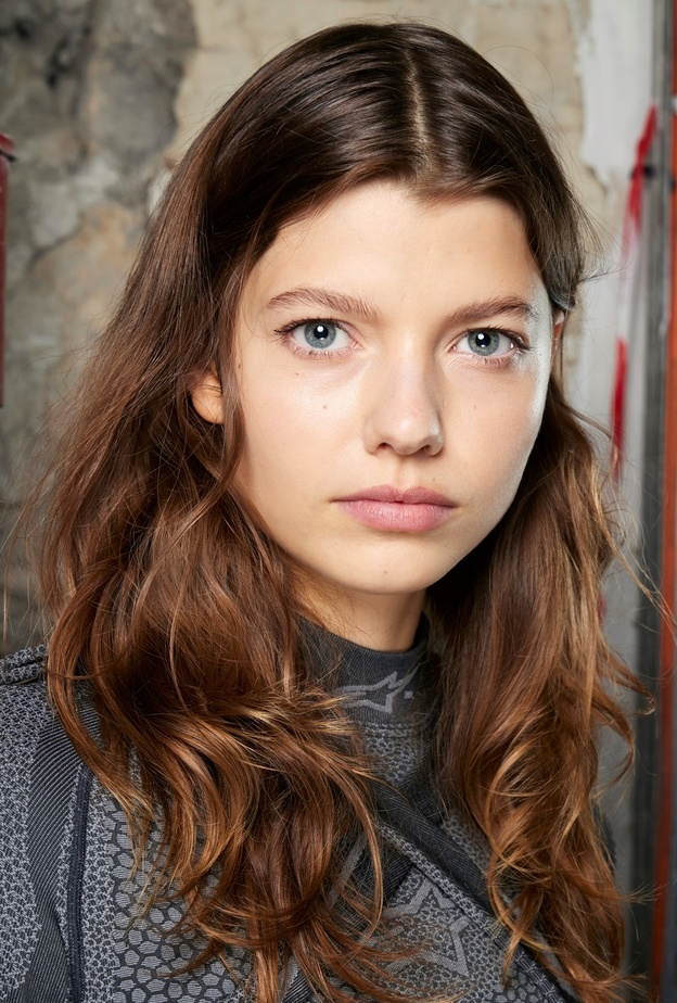 مستحضرات تجميل للعناية بالبشرة والشعر في الروتين المسائي