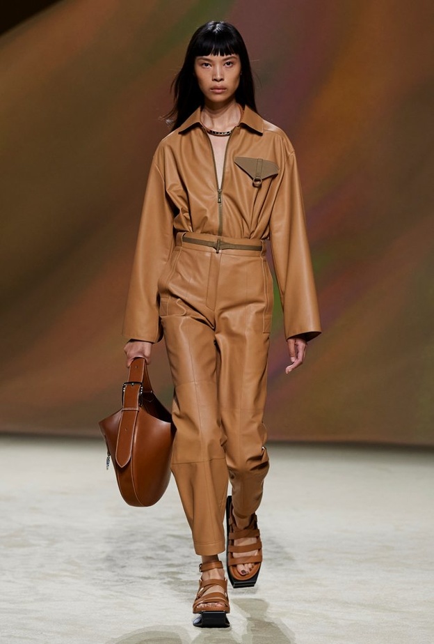 سترة جلدية بنية، وسروال جلدي بني من هيرمس