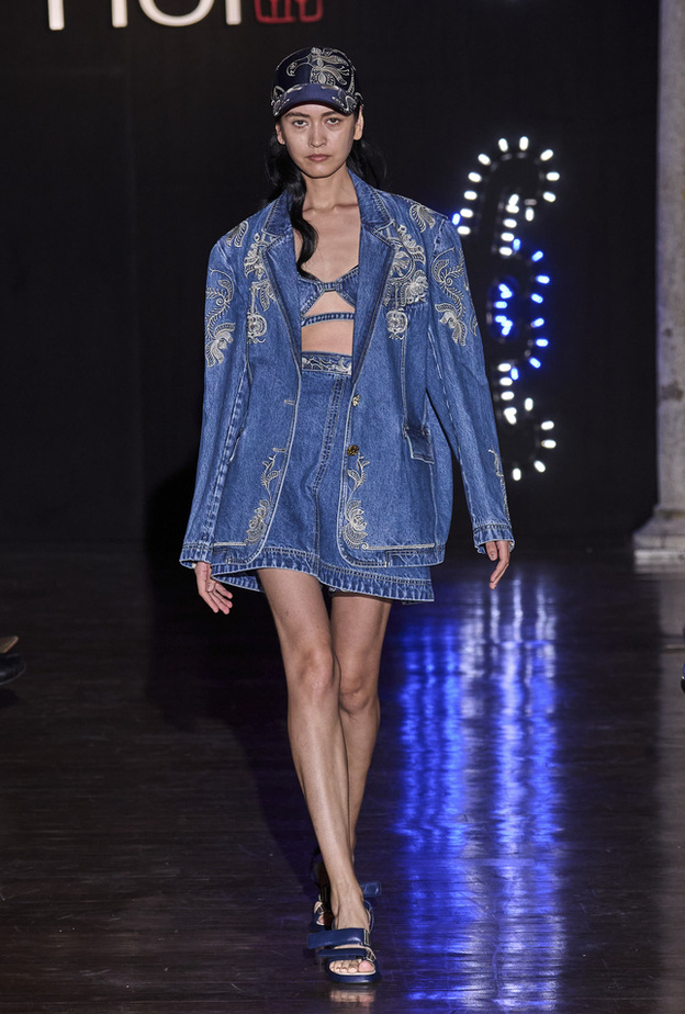 إطلالة لافتة وعصرية من Hui