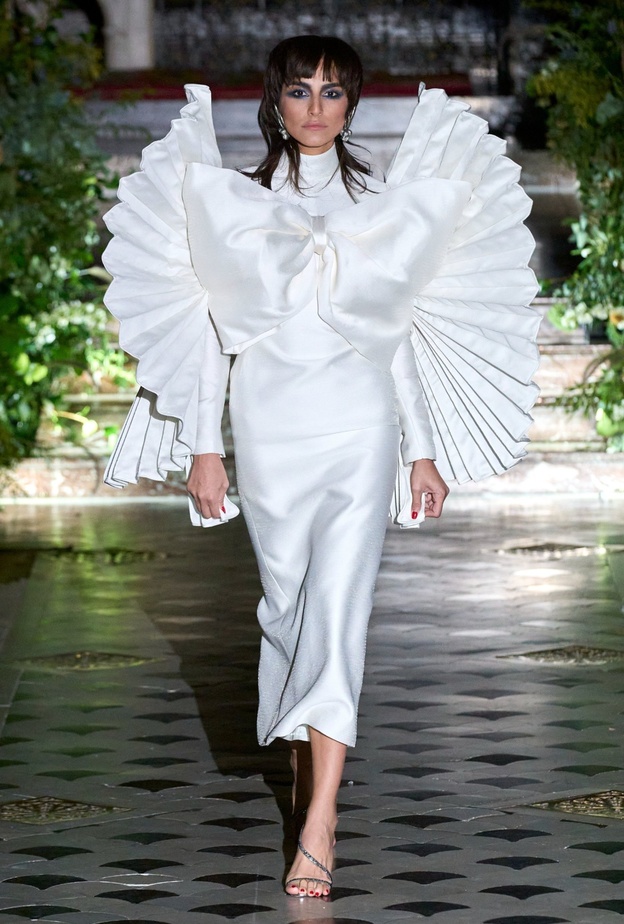 فساتين محتشمة سطعت على خشبات عروض أزياء أسبوع باريس للموضة لموسم ربيع وصيف 2023