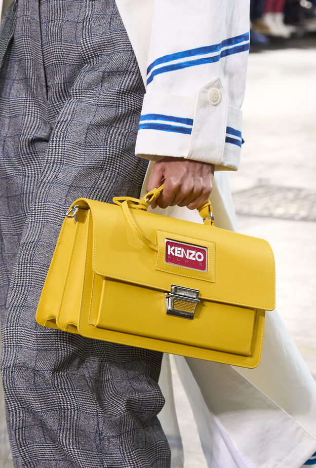 الحقائب الصفراء تعود الى واجهة الموضة
