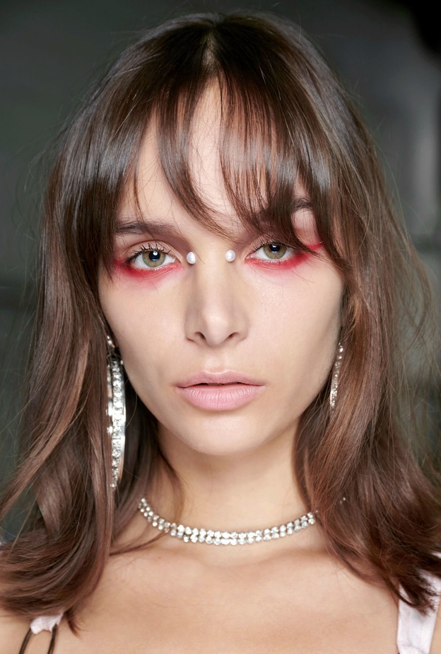 الظلال الملّونة الجريئة تغزو موسم ربيع 2023 ..إليك نصائحنا لتطبيق هذه الصيحة