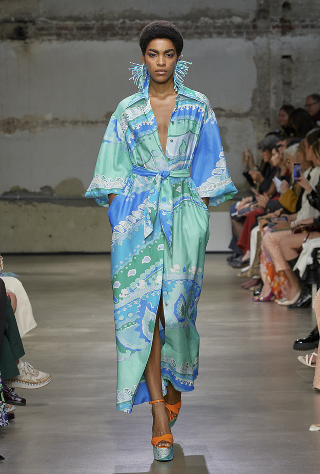 إطلالة لافتة باللّون الأزرق من Leonard